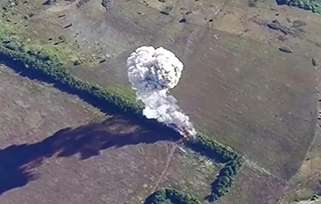 Російську САУ з боєкомплектом ефектно знищили дроном-камікадзе