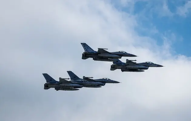 В последний день июля первые десять истребителей F-16 прибыли в Украину — The Economist