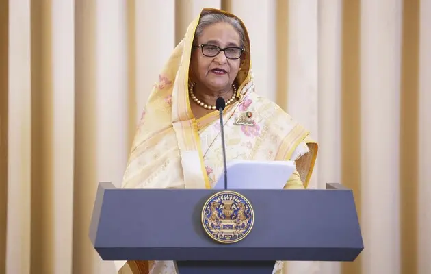 Премьер Бангладеш сбежала из страны на фоне протестов, в ходе которых погибли сотни людей