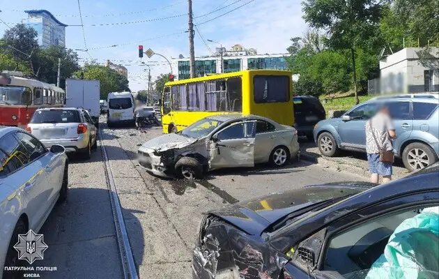 В Киеве масштабное ДТП заблокировало движение трамваев в центре города