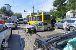 В Киеве масштабное ДТП заблокировало движение трамваев в центре города