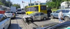 В Киеве масштабное ДТП заблокировало движение трамваев в центре города