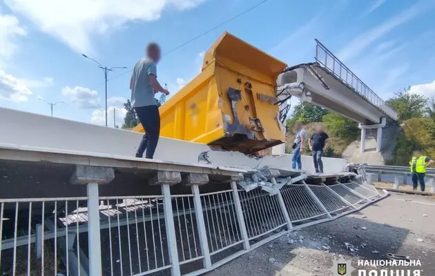 Мост упал на проезжую часть.