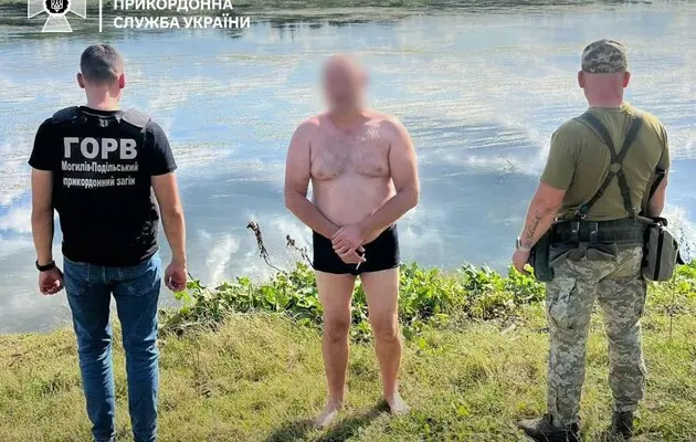 Челендж із додатковими бонусами: молдованин на спір переплив Дністер і опинився в Україні