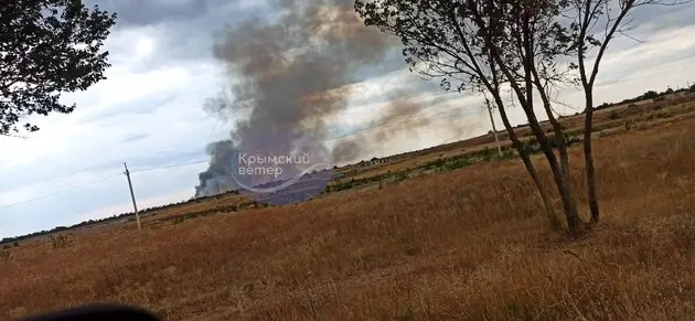 Біля аеродрому “Октябрське” в Криму горять склади боєприпасів: окупанти зупинили рух потягів