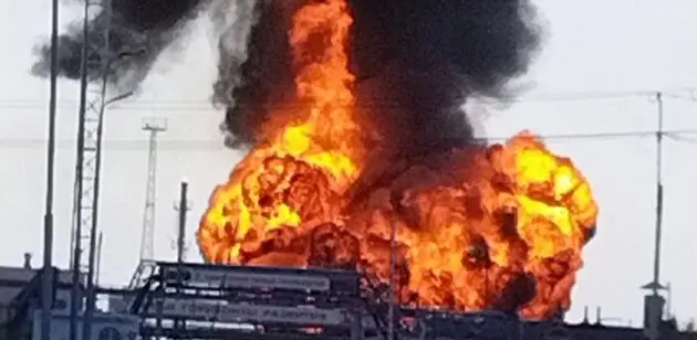 На російському газопереробному заводі в Комі після вибуху спалахнула пожежа – відео
