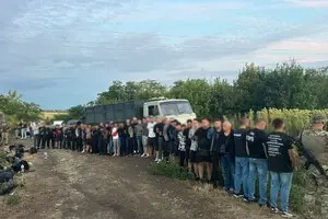 На кордоні з Молдовою затримали вантажівку з 48 ухилянтами