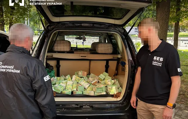 Полбагажника наличных в евро обнаружили у бухгалтера поставщика продуктов Минобороны