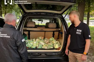 Пів багажника готівки в євро виявили у бухгалтера постачальника продуктів Міноборони