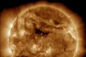 Солнце выпустило мощную вспышку, к Земле летит третий выброс вещества