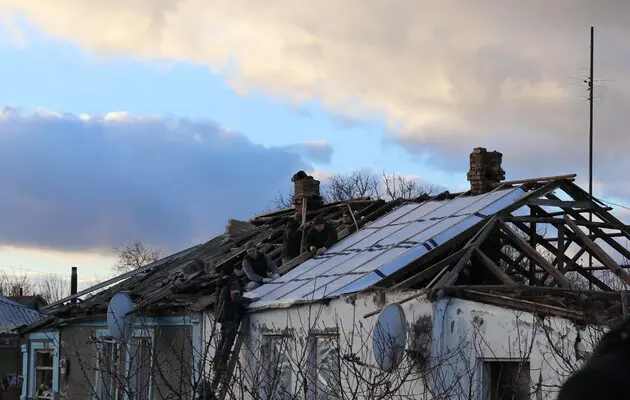 Відновлення зруйнованих будинків у Снігурівці