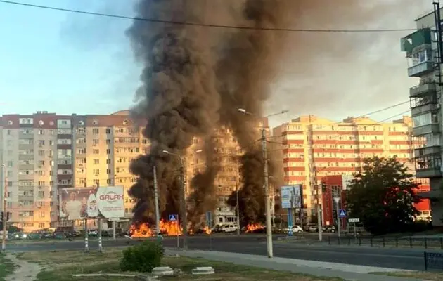 Ракета влучила по Сумах і завдала значних руйнувань - в МВА дають перші повідомлення про наслідки прильоту та демонструють фото з місця удару