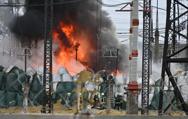 Российские дроны два раза атаковали энергообъект в Днепропетровской области: пострадал спасатель