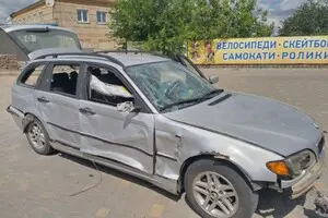 Росіяни у Херсоні скинули вибухівку на цивільне авто, жінку госпіталізували