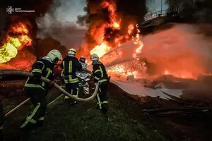 У Тернополі рятувальники досі гасять пожежу: фото наслідків ворожого удару