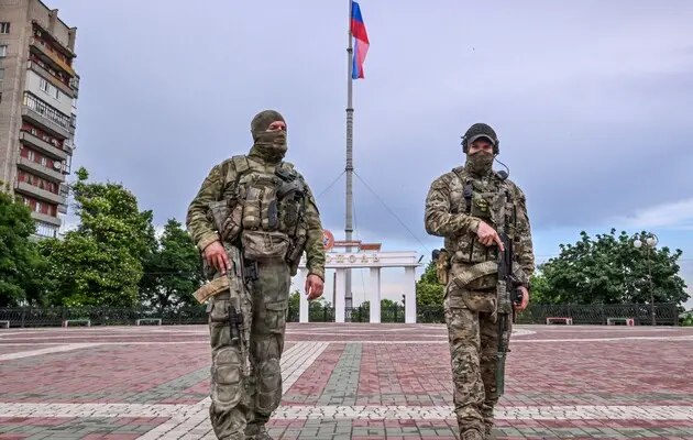 Российские захватчики разрешили своим солдатам проводить выборочные проверки гражданских в оккупации — ЦНС