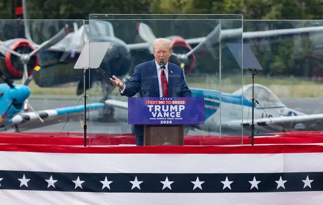 Трамп провел первый митинг под открытым небом после покушения, выступил за пуленепробиваемым стеклом