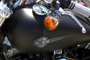 Прагою повільно і урочисто проїхали 800 байкерів на мотоциклах Harley Davidson