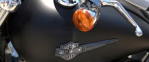 По Праге медленно и торжественно проехали 800 байкеров на на мотоциклах Harley Davidson