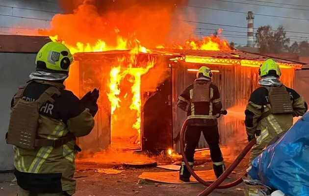 В окрестностях Чернигова упали обломки дронов, вспыхнуло несколько зданий