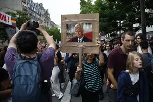 Во Франции прошли протесты из-за назначения Макроном нового премьера