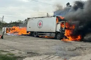 Росіяни вдарили по автомобілю гуманітарної місії Червоного Хреста на Донеччині