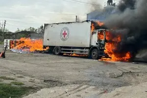 Червоний Хрест побоявся сказати, що це росіяни вдарили по гуманітарній вантажівці — Зеленський 