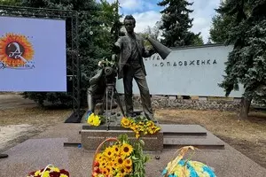 Памятник Александру Довженко установили возле киностудии его имени и назвали ангелом-хранителем