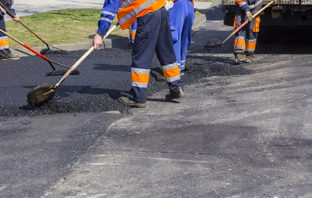 Представлення держбюджету-2025 у ВР: уряд знову запланував десятки мільярдів на ремонт доріг