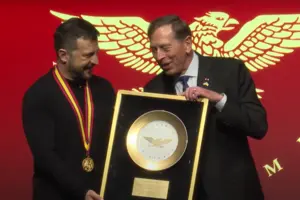 Зеленский получил награду Американской академии достижений The Golden Plate Award