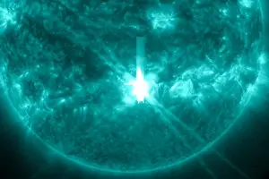 Солнце выпустило мощнейшую с 2017 года вспышку: Земля оказалась на линии огня