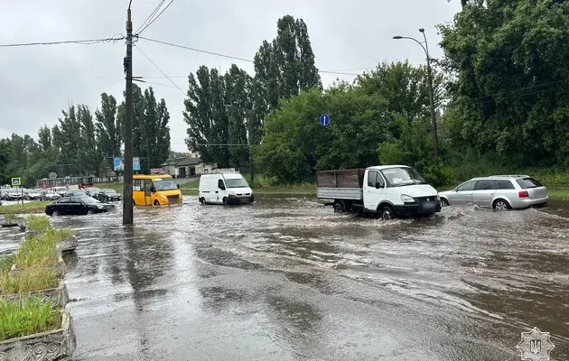 У Києві сильна злива: у чотирьох районах є підтоплення 