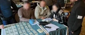 Підозрюваного у хабарництві держінспектора Львівської митниці поновили на посаді