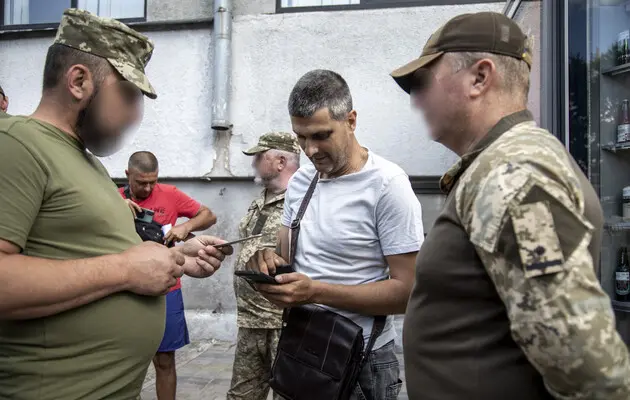 "Люди должны привыкать": в ТЦК прокомментировали проверки документов на концертах