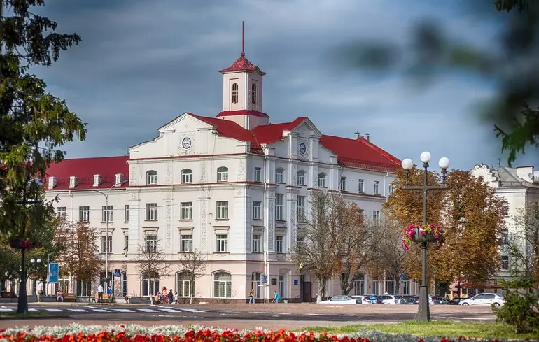 Більшість жителів Чернігова задоволені діяльністю міськради та Ломако, а роботу МВА, ОВА та Чауса позитивно оцінили понад 20% — опитування