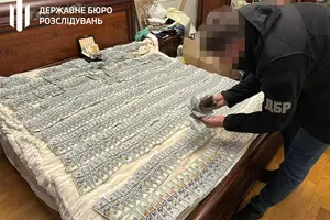 У Києві ДБР знайшло чергове ліжко з доларами - викрито злочинну схему, організовану працівниками ТЦК