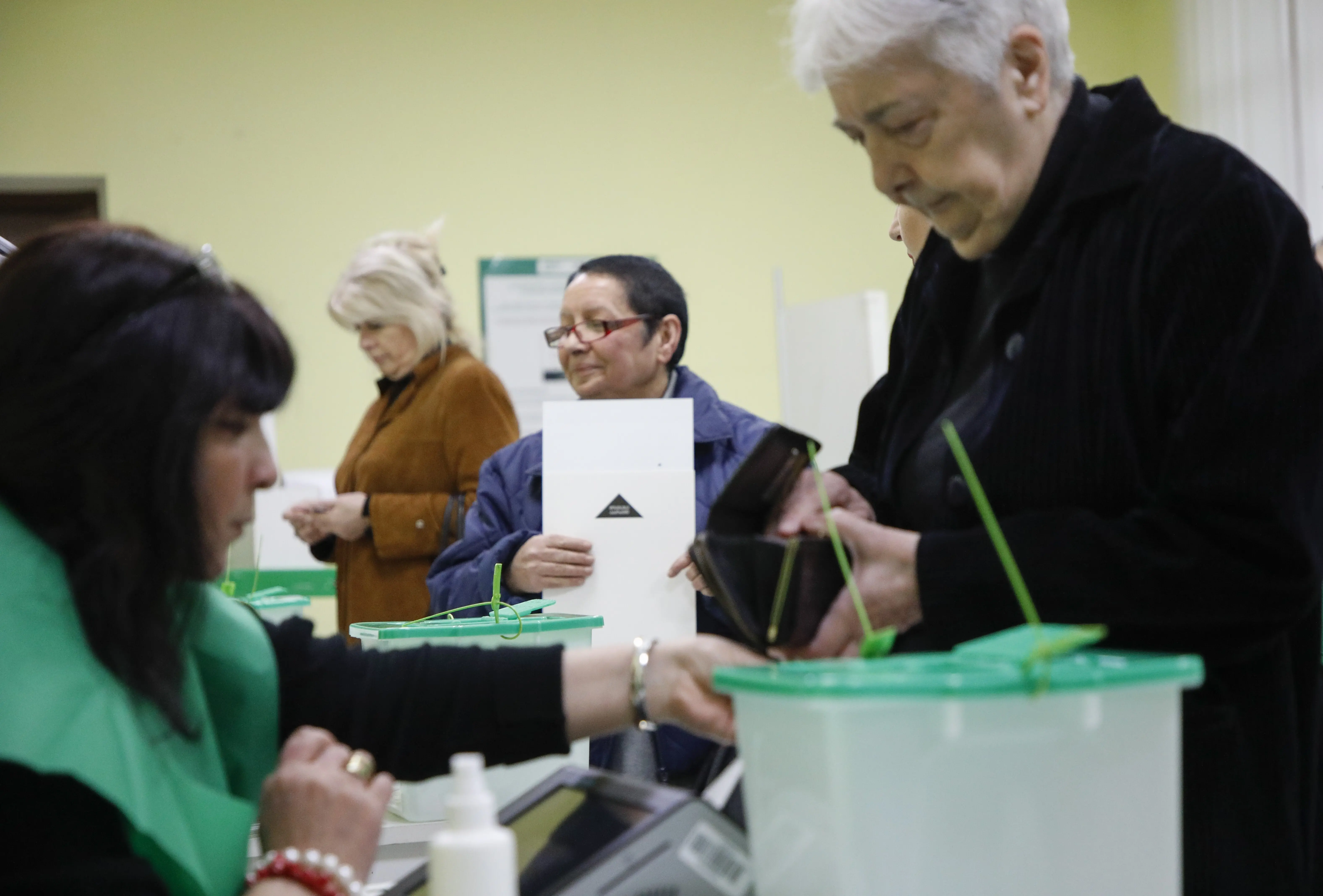 Вибори в Грузії: влада і опозиція публікують кардинально протилежні дані ексзитполів, а Орбан вже привітав "Грузинську мрію"