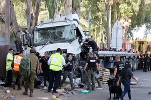 В Ізраїлі вантажівка врізалась в автобусну зупинку, поранено десятки людей