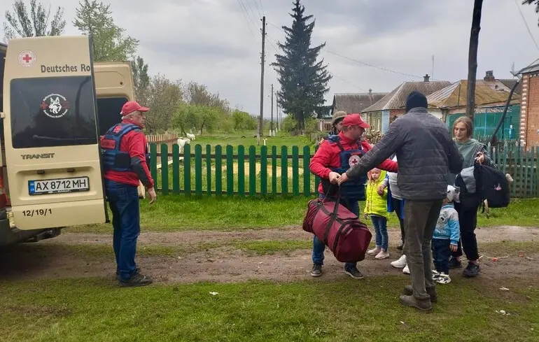 У каждого второго украинца есть родные, которые покинули свой дом из-за войны – опрос