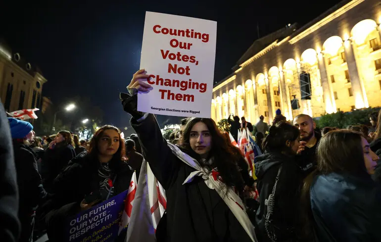 Митинг у здания парламента в Тбилиси против результатов парламентских выборов