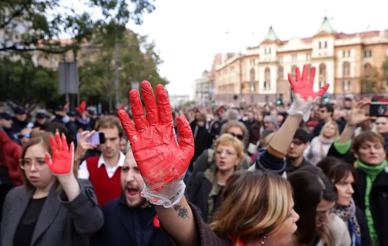 У Сербії відбувся протест через трагедію на вокзалі, владу звинувачують у корупції