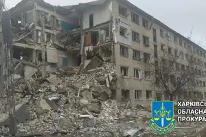 Росіяни влучили у пʼятиповерхівку в Харківській області: є поранена та жертви 