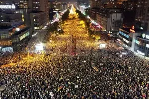 В сербском Нови-Саде протестующие забросали камнями и облили красной краской здание мэрии