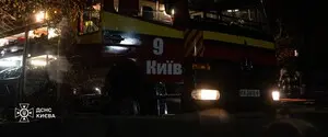 В Киеве пылает многоэтажка после падения обломков российского дрона: людей эвакуируют