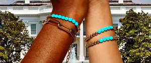 В США женщины носят синие браслеты, чтобы показать, что они не голосовали за Трампа