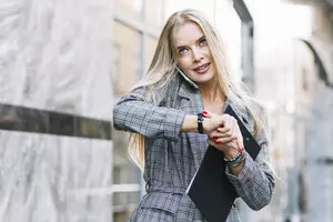 Уроки мови: як правильно запитати про час українською