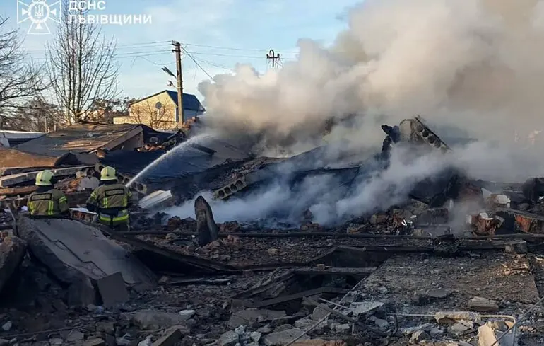 На Львовщине вспыхнул пожар из-за обломков сбитых ракет