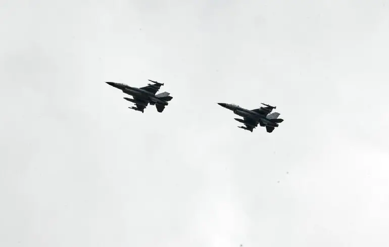 Під час масованого обстрілу українські F-16 збили 10 ворожих цілей — Зеленський