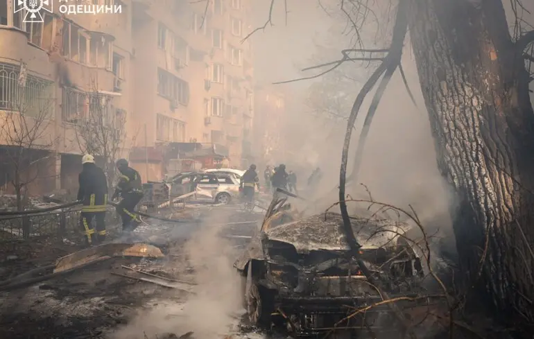 В Одесі збільшилося число загиблих та постраждалих. У ДСНС показали кадри з місця удару