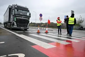 Поляки продолжают блокировать пункт пропуска на границе в Шегинях